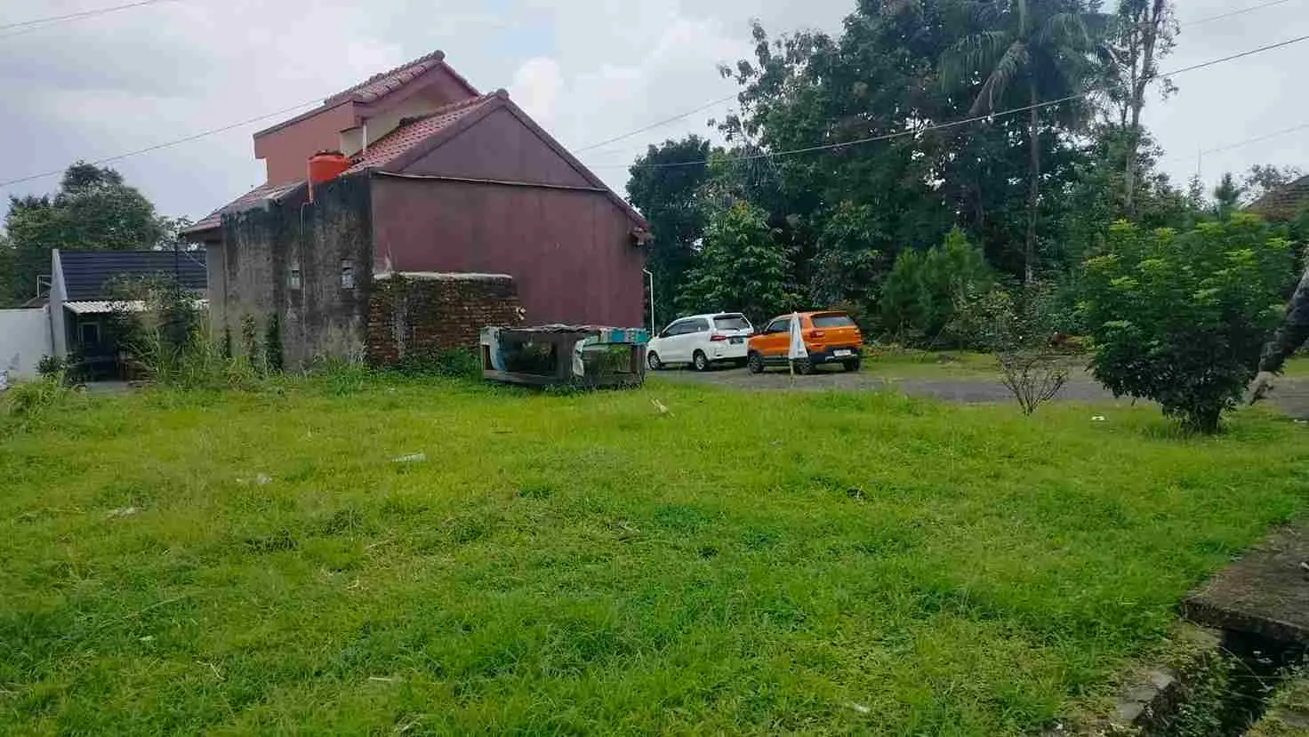 FAQ: Pertanyaan Umum Tentang Kavling dan Unit Rumah 1. Apa bisa membeli kavling dengan program KPR subsidi? Biasanya tidak bisa. KPR subsidi hanya berlaku untuk rumah yang sudah dibangun. 2. Apakah kavling lebih murah dari unit rumah? Ya, karena kavling hanya tanah tanpa bangunan. 3. Apakah semua kavling bisa dibangun rumah subsidi? Tidak semua. Hanya kavling yang sesuai standar pemerintah dan di bawah pengembang terdaftar yang bisa. 4. Apakah kavling dijual bersertifikat? Idealnya iya. Pastikan developer memberikan sertifikat tanah agar transaksi aman. 5. Lebih baik beli kavling atau rumah subsidi langsung jadi? Kalau ingin cepat punya tempat tinggal dan bisa pakai KPR, pilih rumah subsidi siap huni.